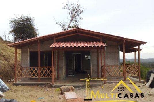 Casa Prefabricada tipo Campestre con Teja de Barro a Dos Aguas para la Familia Vides