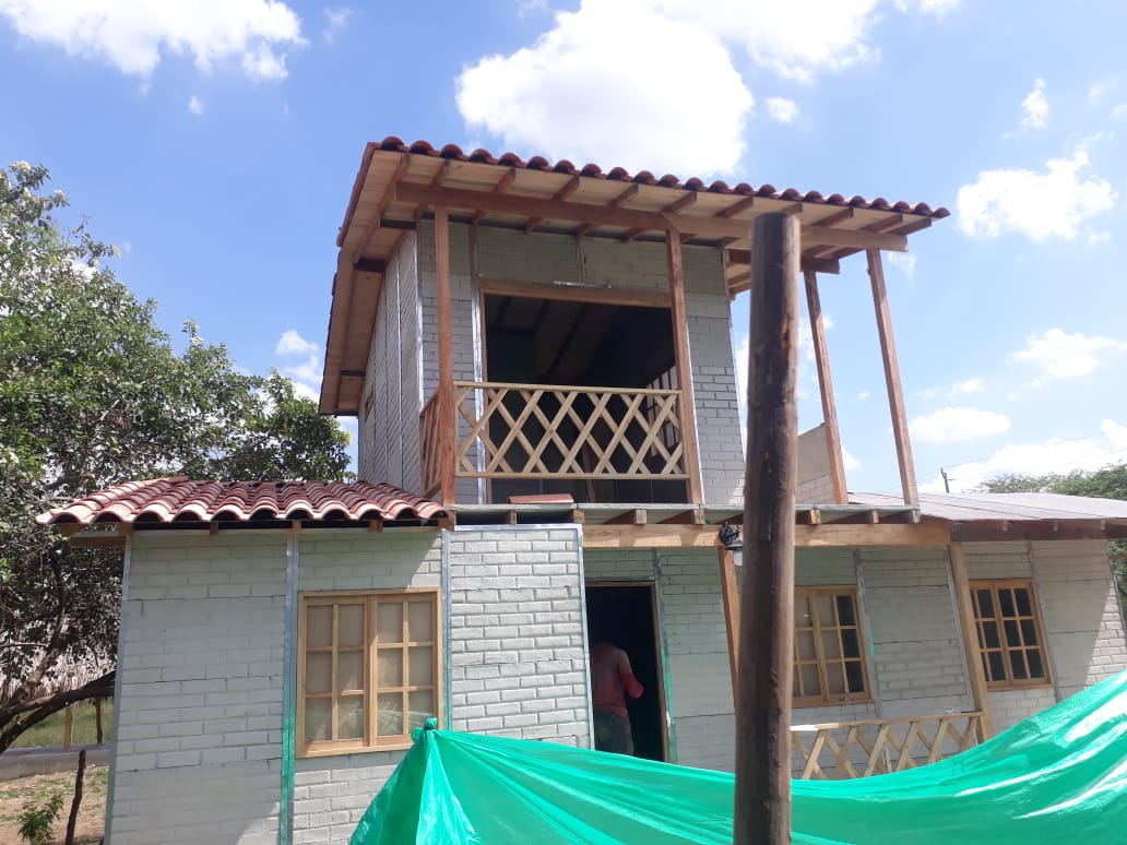Proyecto de Casa Prefabricada con techo en teja de barro a dos agua para la  Familia Sequea - Multicasas Prefabricada 